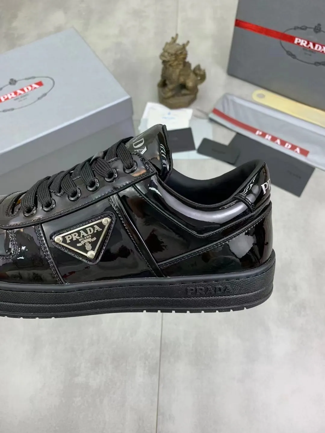 P380 Yuan 38-45 Prada Prada’s new men’s leather sports shoes, the highest version on the market, any comparison is welcome🆚! The original leather has excellent texture and is super high-end! Fetal sheep net lining imported from Italy, removable pad! Luxurious materials and fine workmanship, highly recommended!